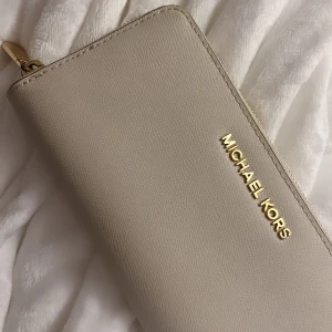 Michael kors plånbok - Inprincip nyskick bara använd 2 ggr Nypris 1650kr