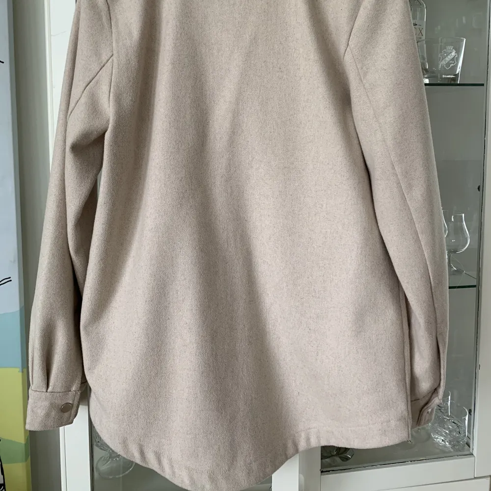 Jättefin skjortjacka från Bik Bok. Stl XS, något oversized modell. Snygga knappar. Perfekta vårplagget! 🌱☀️ Jättefint skick! . Takit.