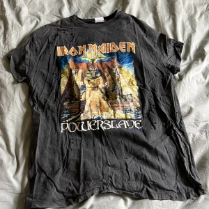 Iron maiden T-shirt  - Oversized T-shirt. Fint bagagnat skick Köpt på bershka