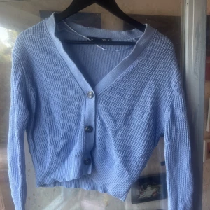 Kofta/tröja - Blå kofta/tröja storlek s, väldigt fint skick då den knappt är använd. 