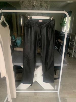 Skinnbyxor  - Lågmidjade,raka skinnbyxor från Nelly. Inga defekter 