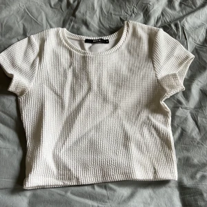 Vit T-shirt - Vit kort t-shirt. Fint skick