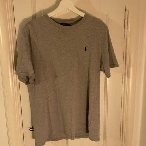 Grå t-shirt från Ralph Lauren - Grå t-shirt från Ralph Lauren i storlek XL (för barn, ca 18-20 år). Fint skick!