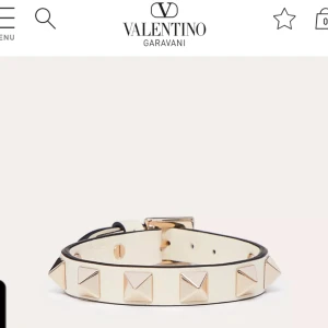 Valentino armband - Säljer detta jättefina valentino armband då det inte kommer till användning längre. Okej skick därav  bra pris! Skriv privat för fler bilder💗 Nypris: 2945kr