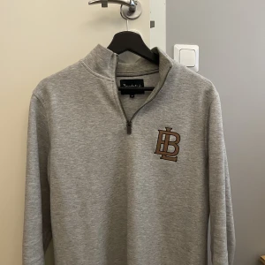 Knappt använd 1/4 zip - Bondelid - Medium fit 