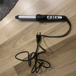 Locktång  - Kommer aldrig till användning då jag har två och lockar nästan aldrig håret🥰fick skick och ger fina lockar❤️