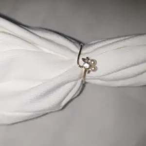 Guldig ring med en 💎 på  och med två små pärlor. Väldigt fin ich gillar mycket. Den är lite och går att matcha med mycket