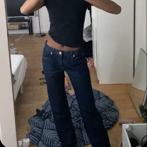 Straight leg jeans - Säljer ett par exakt likadana jeans ifrån pull & bear i storlek 34. Slutsålda och knappt använda. Bilderna är lånade 💞