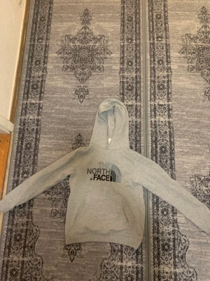 The North Face Tjocktröja - Väldigt fin gråa The North Face 