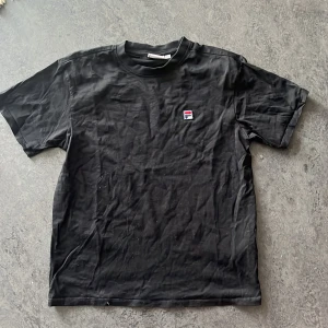 Fila T-shirt XS - T-shirt  Fila  Svart Storlek: 34/XS  Använd men mycket fint skick!  Något oversized.