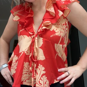Blus - Blus köpt på asos men använd endast en gång, helt enkelt inte mina färger ❤️ Storlek S/36