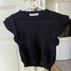 Zara topp - Säljer denna gulliga topp från zara💕 Aldrig kommit till någon användning 