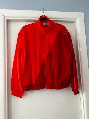 Vind/tränings jacka Adidas - Säljer min vindjacka från Adidas. Kan även användas som en jacka över träningskläder. Den är aldrig använd då jag inte passar i färgen. Jackan är del av ett set med ett par byxor. Set-pris går att få om så önskas  Nypris: ca 800kr