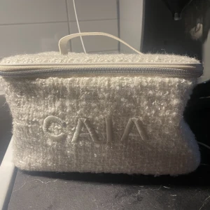 Caia Väska  - Den bara ligger här hemma 