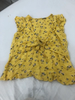 Gul tröja - Säljer den här fina tröjan för 30kr, haft på mig den några par gånger