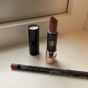 Anastasia Beverly Hills läppstift  - Anastasia Matte läppstift i färgen Buff   Nyx Matte lip liner i färgen Brunch me   Extremt sparsamt använda. Pris för båda är 200 kr 