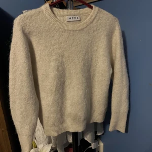 Stickad kofta från Wera🤍 - Stickad kofta i jättefin kvalite från Vera🤍 köpt för något år sedan för ca 700-800kr (minns ej helt)!! Säljer pga att jag inte får användning för den🥹