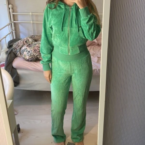 mjukisdress - mkt bra skick, är 164cm