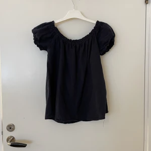 Mörkblå Off-shoulder topp - Säljer denna väldigt snygga off shoulder toppen! Passar perfekt till allt och är super snygg! 