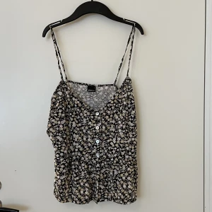 Snygg och enkel topp - Säljer denna väldigt snygga och enkla toppen! Man kan även ha den öppen (se bild 2)