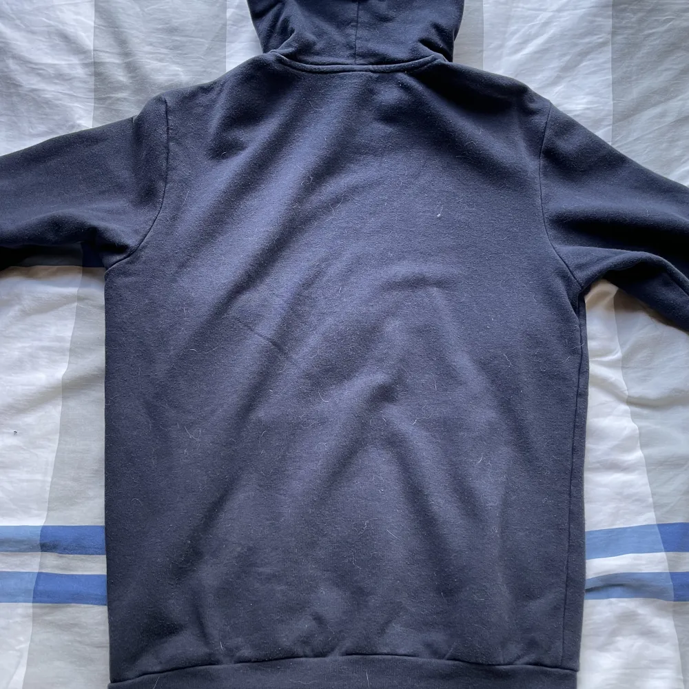 Säljer nu min adidas hoodie då den inte är min stil längre. Bra men skick men har en liten fläck på magen, inget man tänker på om man inte försöker hitta den! Kolla gärna resten av min profil! Håller på och garderobränsa. . Hoodies.