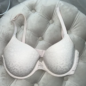 VS BH - Söt BH från PINK/Victorias Secret i vitt leopardmönster. Ej säker på storlek då lappen är borttagen men passar storlek 75C/70D