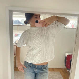 Vit stickad tshirt - shitsnygg vit stickad kortärmad tröja 