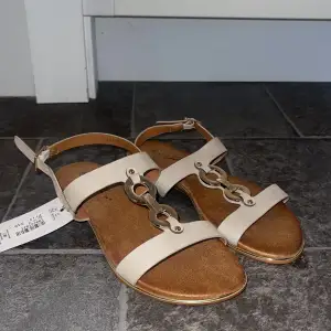 Sandaler som aldrig används, ordinarie pris 549kr 