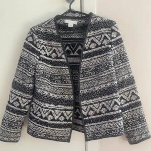 Tröja - Säljer dena Jätte finns tröja från H&M💗💗💗