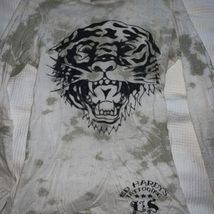 Ed Hardy tröja  - Säljer nu min as snygga Ed Hardy tröja då jag inte längre använder den. I storlek S och säljer för 200kr. Köparen står för frakt!💗