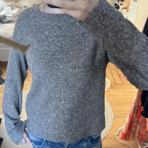 Stickad tröja  - Tunt stickad tröja som är brun-beige!! Perfekt till hösten💗💗 nästan aldrig använd!! KÖP GÄRNA VIA KÖP NU!! 