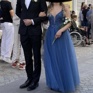 Balklänning  - Min balklänning från balen 2023💙 Älskar den men kommer tyvärr aldrig använda den igen :( Uppsydd till mig som är 155 + 8cm höga klackar 💙Nypris 5500kr 