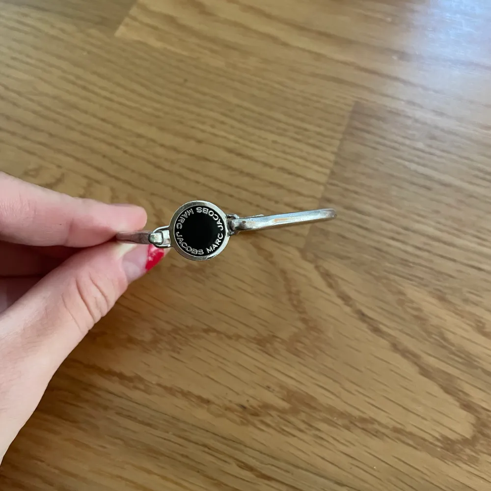Jätte fint armband från Marc Jacobs som inte kommer till användning . Asusteet.