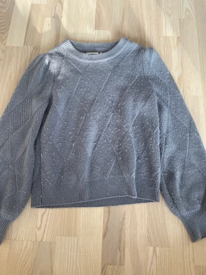 Stickad tröja - Stickad tröja, finns nopprar på som man ser 