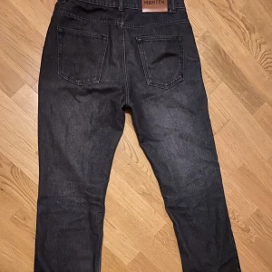 Monten jeans - Ett par snygga jeans från monten. lite baggy passform.  Lite slitna vid hälarna 1 av 140.  Nypris 800. Pris kan diskuteras vid snabb affär. dm för fler bilder