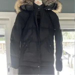 Äkta Parajumper, endast använd en vinter, varm jacka som e perfekt för vintern (be gärna om bättre bilder, är desperat för att få såld så kom gärna med prisförslag!)