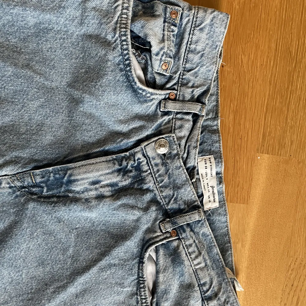 Säljer dessa  jeansen med assymetrisk midja. Kommer tyvärr inte till någon använding längre🩵. Jeans & Byxor.