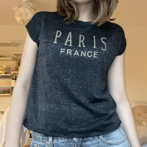 Paris tröja✨ - Supersnygg tshirt som är köpt på en marknad i Paris🫶Lite glittrig med stenar, några har ramlat av, syns på sista bilden, men det syns inte om man inte tänker på det⭐️