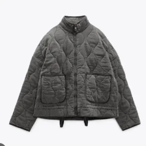 Zara jacka  - Så snygg jacka från zara som inte finns att köpa längre. Storlek Xs men passar större också. Superbra skick🩷🩷