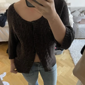 Stickad trekvart tröja - Super fin stickad trekvarts tröja nu till hösten, men inte kommit till användning än så därför säljer jag den❤️(liten i storleken) den sitter som en S/M 