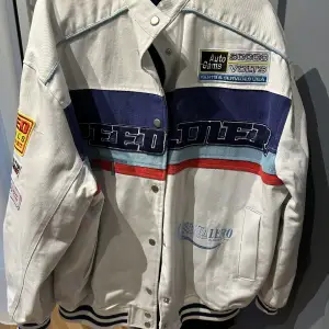 Säljer denna snygga oversized motojacket från topshop. Storlek xs men är stor i storleken. Toppenskick! Endast använd 2 gånger.