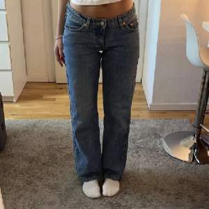 Säljer nu dessa slutsålda Weekday jeans. Säljer då jag har växt sen dess💞 nypris 590💋 Pris kan diskuteras❤️