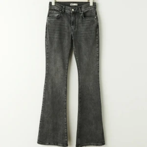 Low Waist Bootcut Jeans - Low waist jeans, Gina Tricot. Fint skick! Maskinuppfollade 1,5 cm💗 