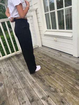 Svarta kostymbyxor  - Svarta snygga kostym byxor melanmidjade från H&M