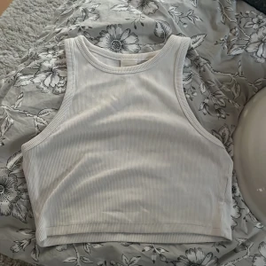 Vitt ribbat linne - Vitt croppat ribbat linne från hm i stl S💗