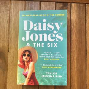 Daisy Jones & The Six - Taylor Jenkins Reid är en engelsk bestsäljare som blev populär på tiktok. Boken har även blivit en serie. Boken är oläst 