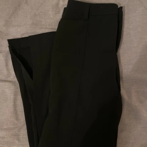 Utsvängda kostymbyxor med slits  - Samma som bild bara svarta!