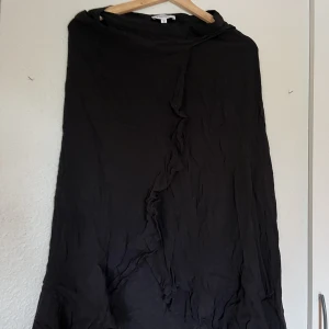 Kjol - Omlottkjol med volanger från &otherstories. Storlek 36