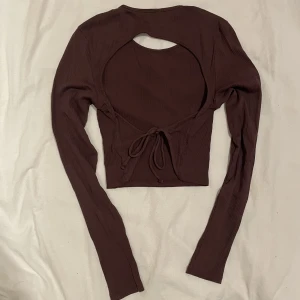 Backless Topp - Snygg backless topp från Monki, aldrig använd så i nyskick🥰 Frakt tillkommer📦