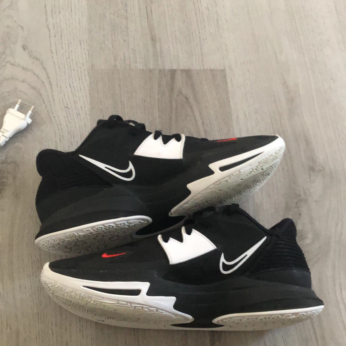 Kyrie Irving low 5 - 90